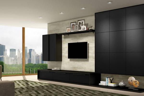 Sala de estar com painel de TV escuro e marcenaria integrada até o teto