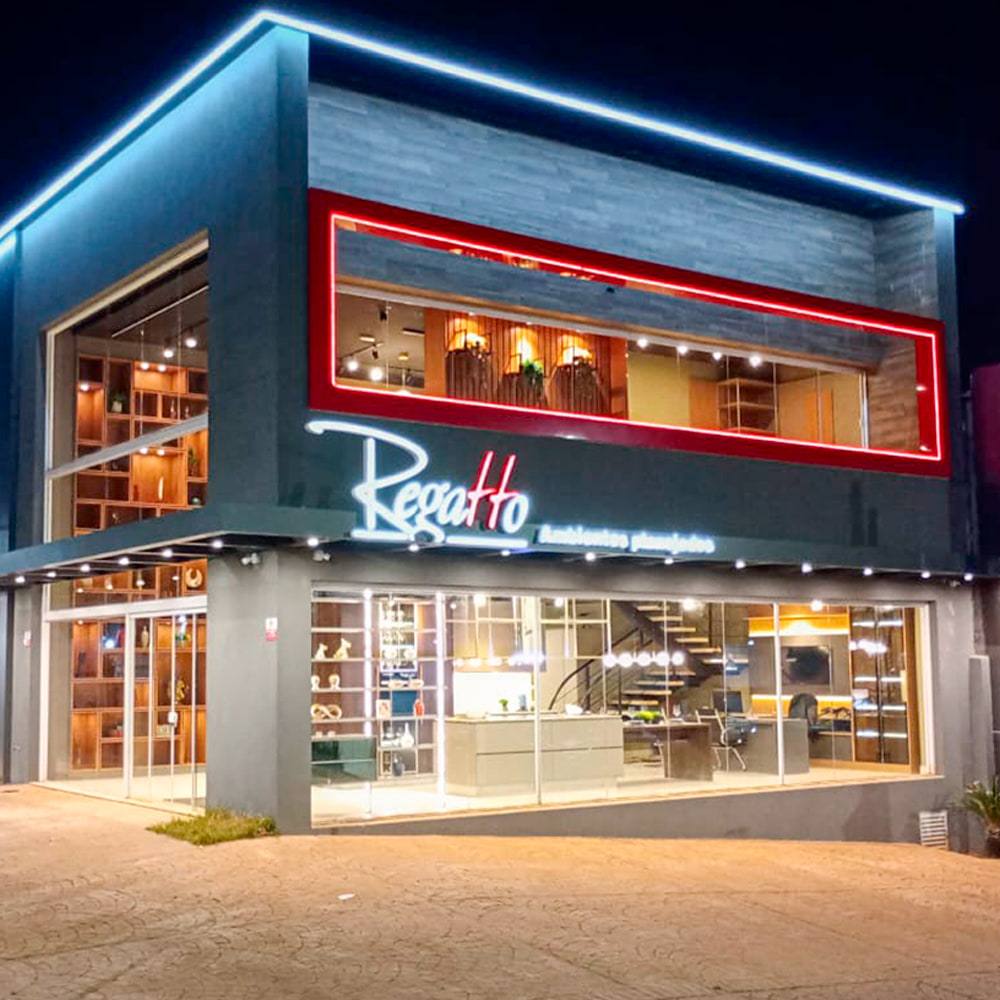 Fachada iluminada do showroom da Regatto em Campinas, na Av. Alberto Sarmento